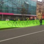 У Маріуполі де виступає Зеленський вивісили банер “Мені 42-й рік, я ж не лох, я президент цієї країни!”. Відео