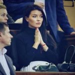 Красуня за молитвою у Верховній Раді: в мережі показали цікаві кадри з українського парламенту