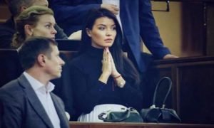 Красуня за молитвою у Верховній Раді: в мережі показали цікаві кадри з українського парламенту