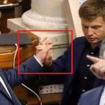 Навіть Ляшко в ШОЦІ: Мережа сміється від ніжних дотиків Порошенко і Гончаренко в Раді