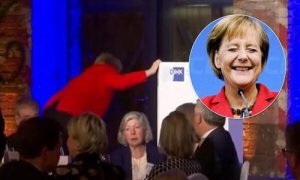"Що відбувається з Меркель?": Канцлер Німеччини гримнулася на сцені прямо перед всіма гостями. Відео