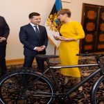 "Тепер точно буду кататися на велике": Президент Естонії подарувала Володимиру Зеленському велосипед