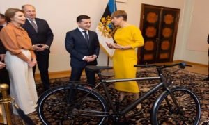 "Тепер точно буду кататися на велике": Президент Естонії подарувала Володимиру Зеленському велосипед