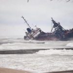 Вражаючі кадри з місця катастрофи танкера в Одесі: Екіпаж насильно евакуюють. Відео