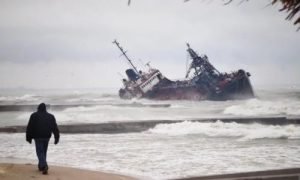 Вражаючі кадри з місця катастрофи танкера в Одесі: Екіпаж насильно евакуюють. Відео