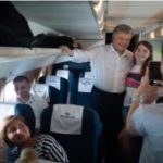 "Знову бл@@ська показуха": У мережі обговорюють нове відео Порошенко в салоні економ-класу. Відео