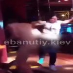 Дружина "провчила" голого чоловіка і стриптизерку: в стрип-клубі Києва сталася курйозна бійка.18+Відео