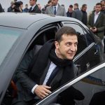 Харків'яни заблокували кортеж Зеленського: Президент вийшов, і особисто заспокоював натовп. Відео