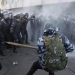 Сутички під ВР: поранених поліцейських відвезли в лікарню. Відео