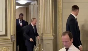 "Хто побив Путіна ???": Після зустрічі із Зеленським президент Росії почав кульгати на ногу