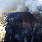 Жах ДНЯ: Студенти стрибали з вікон, уже загинула викладачка. В Одесі горить коледж. Відео - Фото