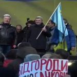 "А ну ловіть його": Порошенка закидали яйцями на майдані. Відео