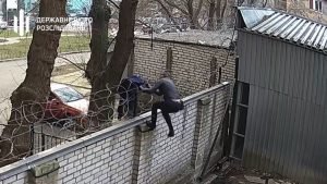 ДБР опублікувало відео, як Чорновіл перелізла на територію Бюро через паркан з колючим дротом