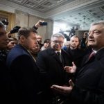 "Ви не українці!" Порошенко накинувся на поліцейських, які не пустили в ДБР його депутатів. Відео