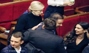 Все в бешенстве! Депутата-насильника Иванисова который пришел в Раду, целуют и обнимают