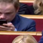 "Вони ж такі чудові як спів нашого лідера": Нардеп від партії «Голос» їв свої козявки прямо в Раді. Відео