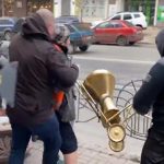 Бійка біля будівлі ДБР: Під офісом побилися прихильники і противники Порошенко через унітаз