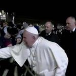 Папа Римський вдарив парафіянку на Новий рік. Відео