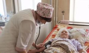 Наша Медицина!: Подробиці воскресіння бабусі - лікарі сказали мертва, а рідні вже вирили могилу. Відео