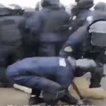 У Харкові зустрічають літак з Ухані, а біля госпіталю під Полтавою вже йдуть зіткнення жителів і поліції. Відео