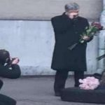 У річницю розстрілів на Майдані Порошенко перед телекамерами поплакав над автопокришкою