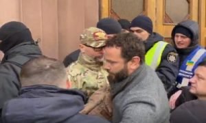 "Дубинський чорт": На Олександра Дубинського напали прихильники Порошенка під стінами ДБР