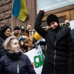 "Я б@ядь хвора, а 95 Кварталу ржачно знову": Федіна влаштувала істеричну промову під стінами ДБР. Відео