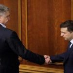 Кадр ДНЯ: Президент Володимир Зеленський потиснув руку експрезиденту Петру Порошенко. Відео