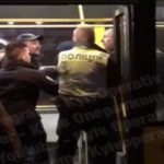 Карантинні пристрасті в Україні: В Києві поліція силою виволокає з тролейбусів зайвих пасажирів. Відео