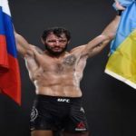 Українського бійця зацькували в мережі за фото з українським та російським прапором після перемоги