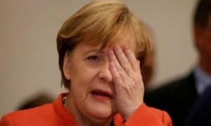 Перед хворобою навіть канцлер не виняток! Ангела Меркель ізолювалась з підозрою на коронавірус. Відео