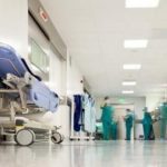 Під охороною поліції: П'ятеро чоловіків з підозрою на коронавірус намагалися втекти з лікарні. Відео