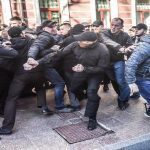 Як одесити партію ОПЗЖ ганяли: В Одесі націоналісти напали на з'їзд партії Медведчука. Відео