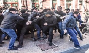 Як одесити партію ОПЗЖ ганяли: В Одесі націоналісти напали на з'їзд партії Медведчука. Відео