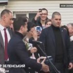 Зеленський розвеселив всіх, подарував годинник імениннику, і відправив додому всіх евакуйованих в Нових Санжарах