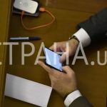 «Вова дал команду уволить»: Журналісти сфотографували переписку Рябошапки у Верховній Раді