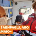 Що коїться? У Києві поліцейські напали на журналіста та зламала йому техніку. Відео