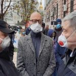 "Це все роблять поплічники Януковича": Нервовий виступ Порошенка з-під суду по справі Чорновіл. Відео