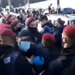 Почалися зіткнення з поліцією: Під Кабміном підприємці вимагають зняти карантин з 1 травня. Відео