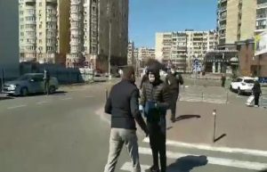 В Києві напали на волонтерів які безкоштовно роздавали маски