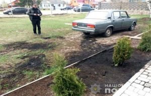 Мешканці Рівненщини підпалили авто поліціянтам