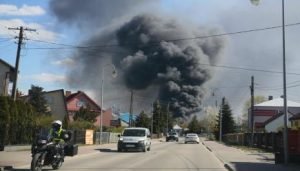 Що другий Чорнобиль? У Польщі злетів в повітря хімзавод, чорним димом накрило всю країну. Відео