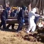 ✍Жах ДНЯ! Родичі самі вантажили і закопували труну. На Франківщині поховали 37-річну жінку з Covid-19. Відео