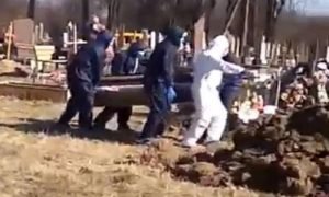 ✍Жах ДНЯ! Родичі самі вантажили і закопували труну. На Франківщині поховали 37-річну жінку з Covid-19. Відео