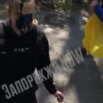 Дівчину із Запоріжжя яка знущалась з прапора поставили на коліна і змусили облитися зеленкою. Відео