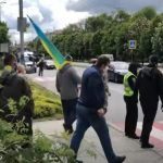 "Ах вы пи*ар*сы..Позор": В Запорожье потасовки прямо на ходу, люди сорвали флаг СССР с машины. Видео