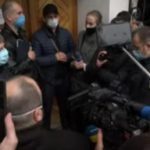 Спецзагін та слідчі намагаються відкрити кімнату з картинами Порошенко. приїхала поліція