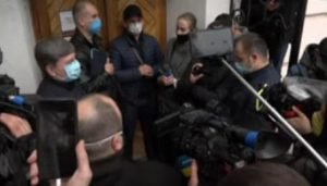 Спецзагін та слідчі намагаються відкрити кімнату з картинами Порошенко. приїхала поліція