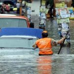 Нереальная картина: Киев просто поплыл от ливня, затоплены метро, а машины буквально плывут. Виде