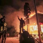 Сожгли отделение полиции! В США проходят акции против притеснений темнокожих, после убийства Джорджа Флойда